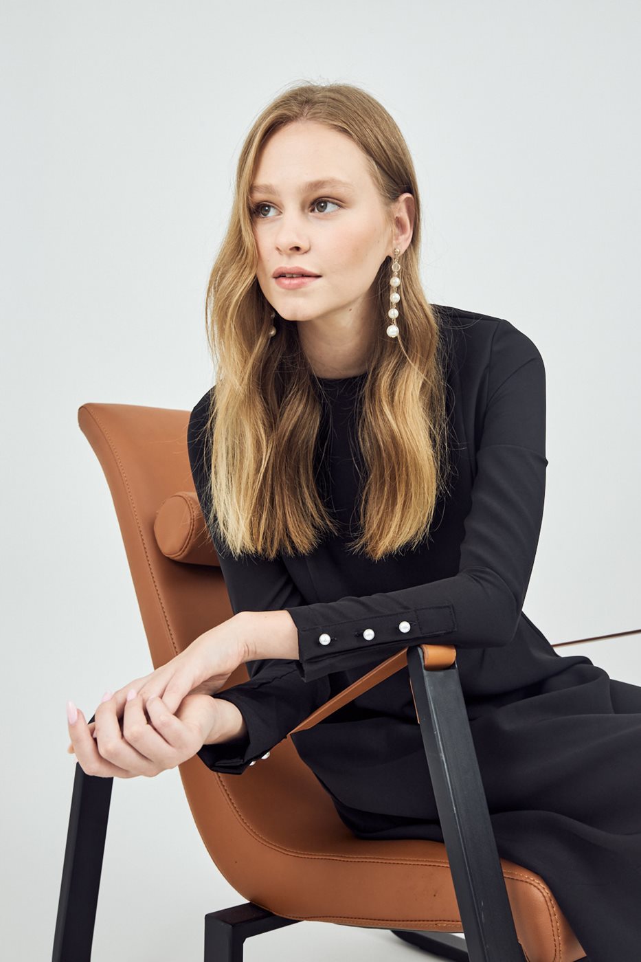 שמלת כפתורים בשרוול שחור