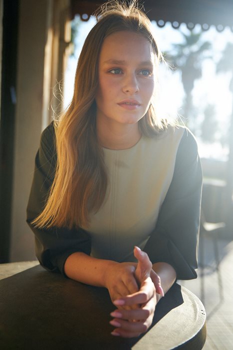 שמלת שרוולי עור בז