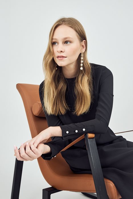 שמלת כפתורים בשרוול שחור