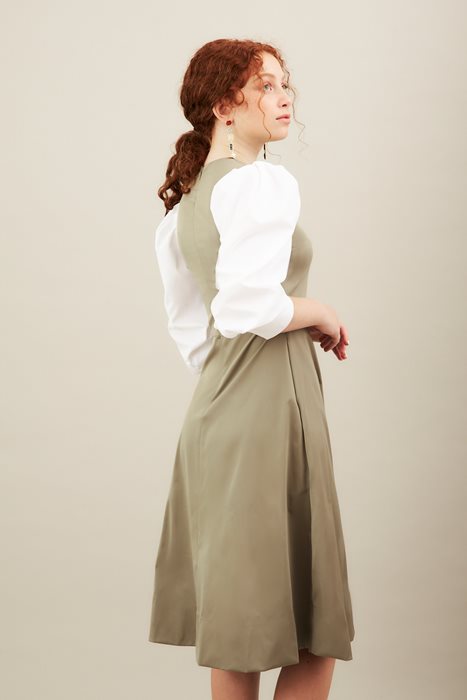 שמלת סרפן וחולצה לבנה ירוק