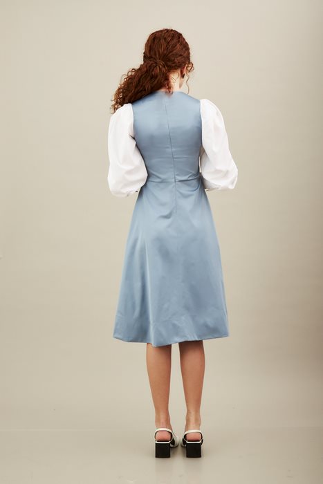 שמלת סרפן וחולצה לבנה תכלת