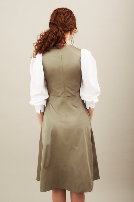 שמלת סרפן וחולצה לבנה ירוק