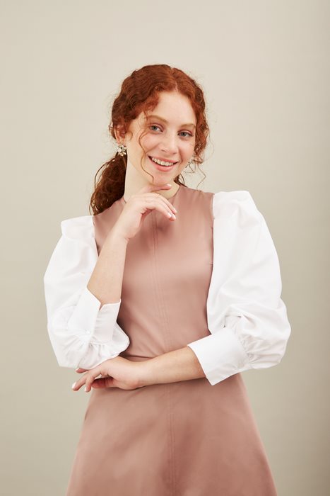 שמלת סרפן וחולצה לבנה ורוד