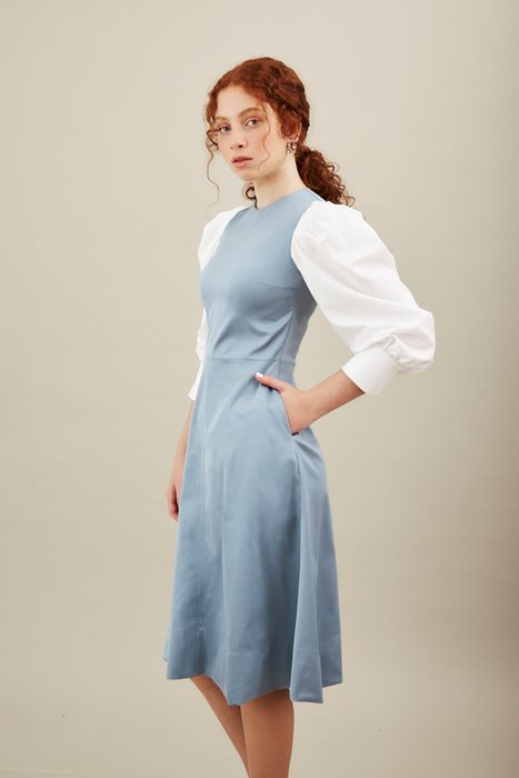 שמלת סרפן וחולצה לבנה תכלת