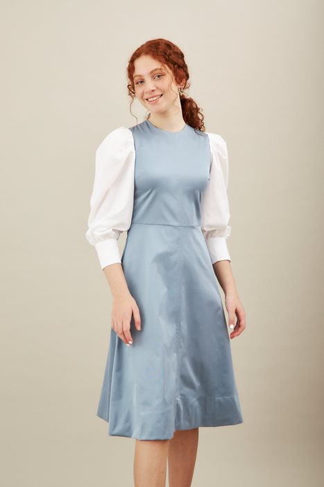 שמלת סרפן וחולצה לבנה תכלת