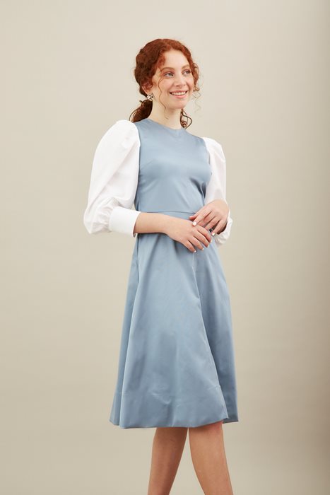 שמלת סרפן וחולצה לבנה תכלת