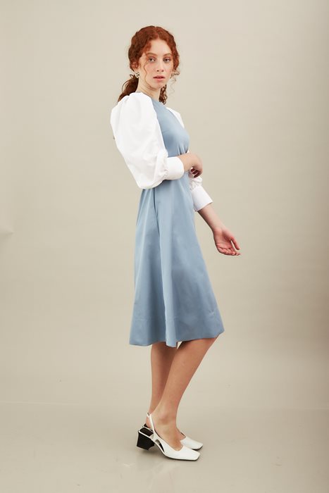 שמלת סרפן וחולצה לבנה תכלת