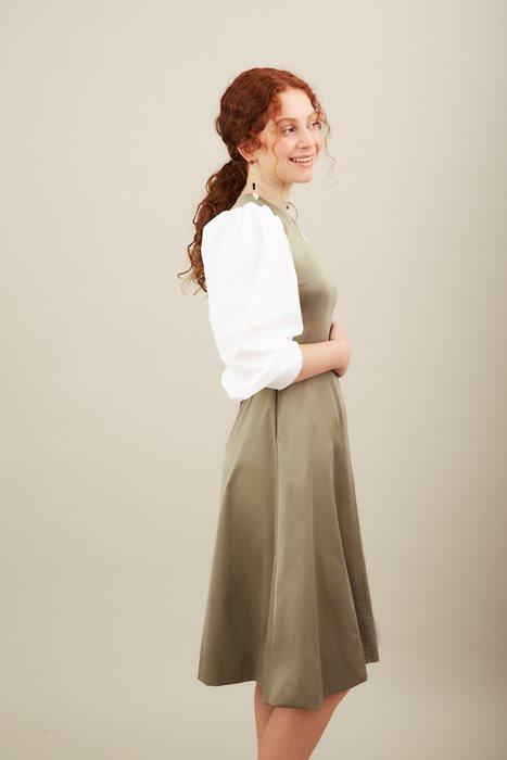 שמלת סרפן וחולצה לבנה ירוק