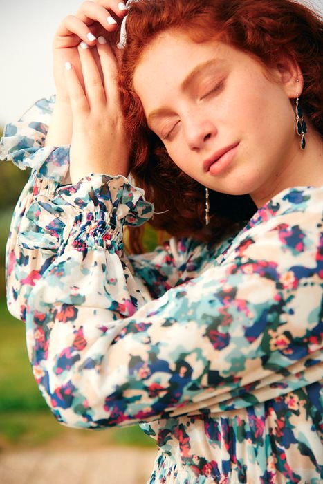 שמלת שיפון כיווצים צבעוני בהיר