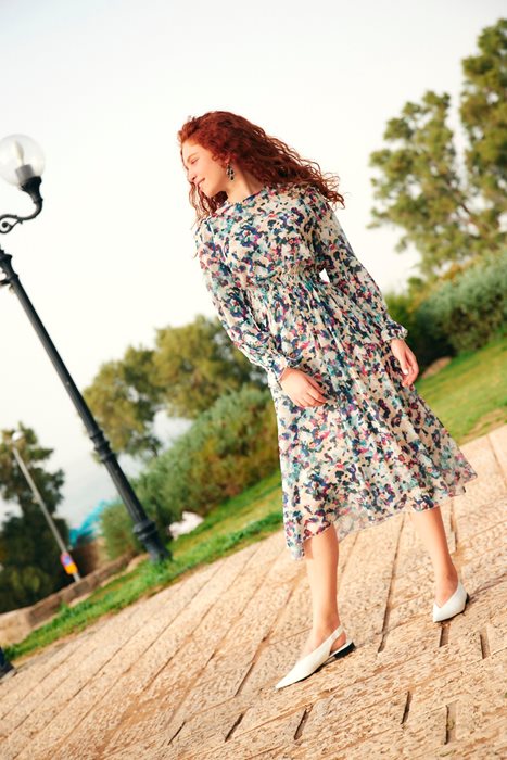 שמלת שיפון כיווצים צבעוני בהיר