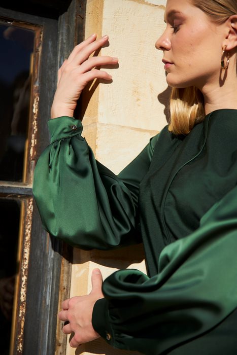 שמלת סאטן אפרט ירוק בקבוק