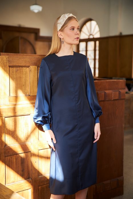 שמלת סאטן אפרט כחול