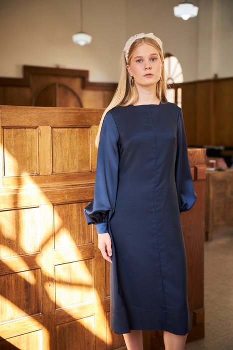 שמלת סאטן אפרט כחול