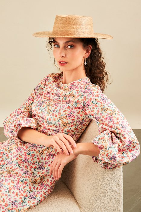 שמלת פעמון מודפסת בז' פרחים צבעוניים