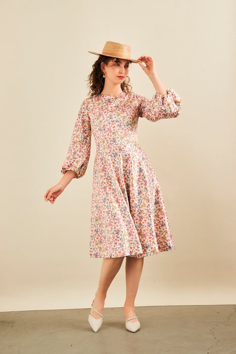 שמלת פעמון מודפסת בז' פרחים צבעוניים