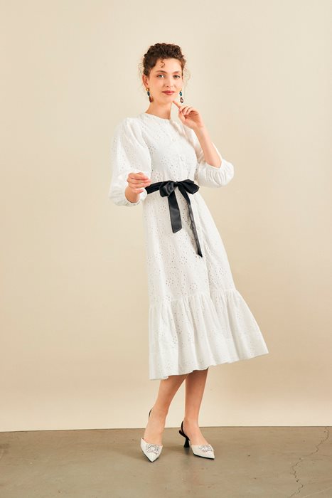 שמלת כותנה תחרה וחגורה לבן