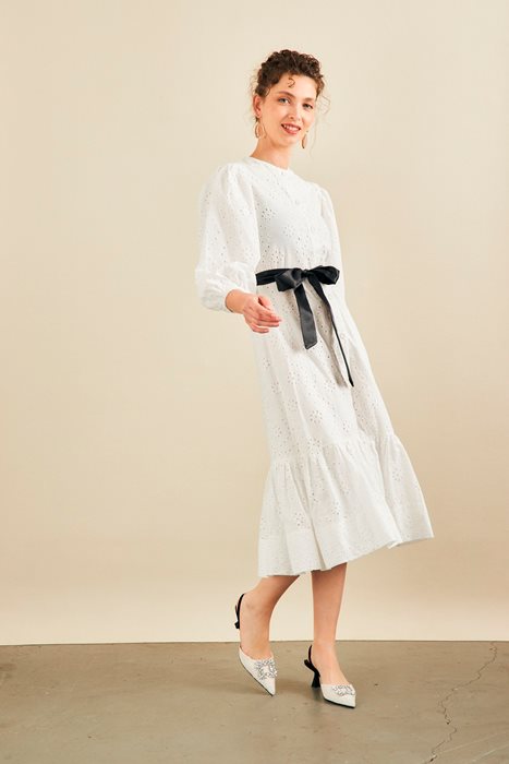 שמלת כותנה תחרה וחגורה לבן