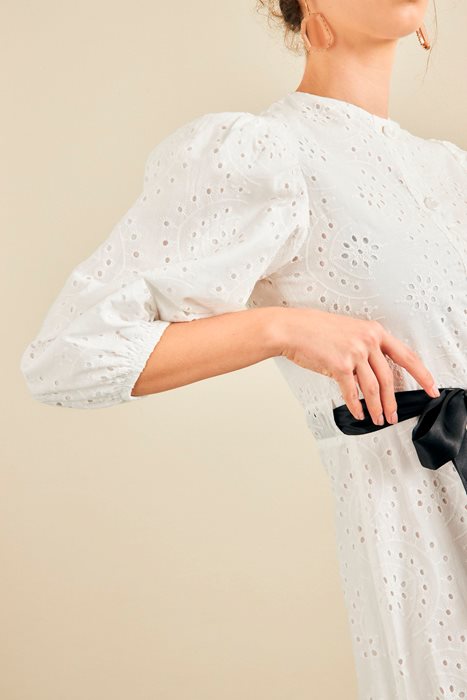 שמלת כותנה תחרה וחגורה לבן