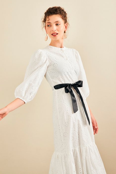 שמלת כותנה תחרה וחגורה לבן