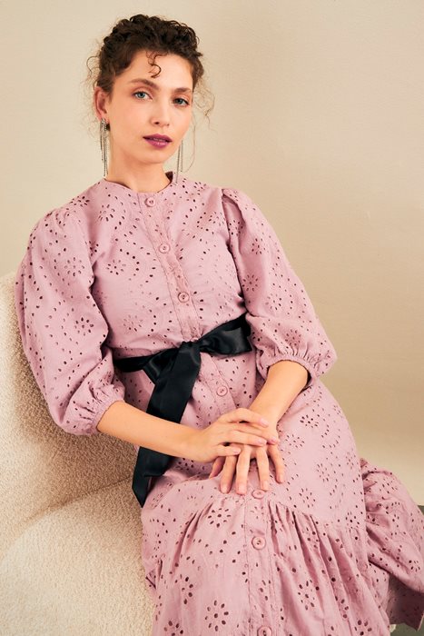 שמלת כותנה תחרה וחגורה סגול