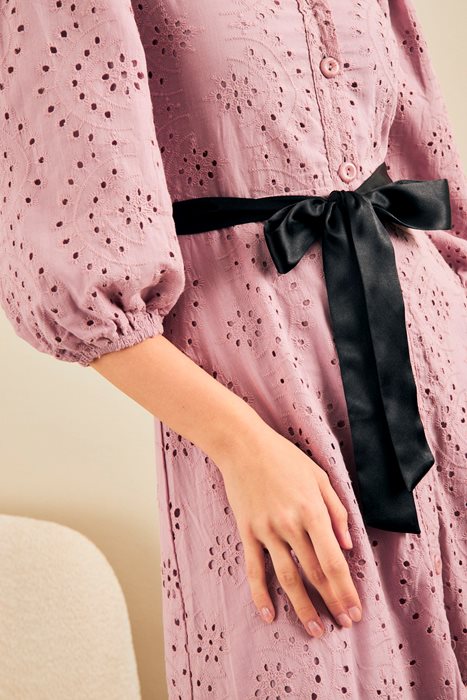 שמלת כותנה תחרה וחגורה סגול