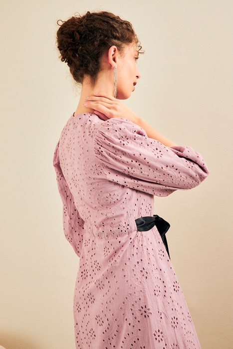 שמלת כותנה תחרה וחגורה סגול