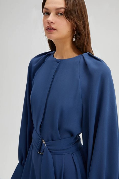 שמלת רגלן וחגורה כחולה