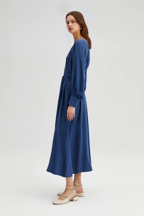 שמלת רגלן וחגורה כחולה