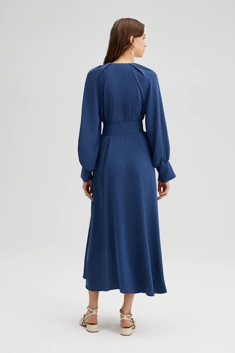 שמלת רגלן וחגורה כחולה