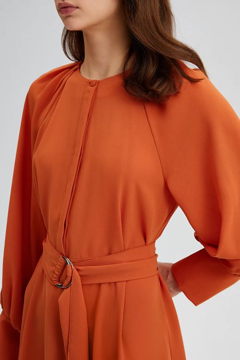 שמלת רגלן וחגורה כתומה