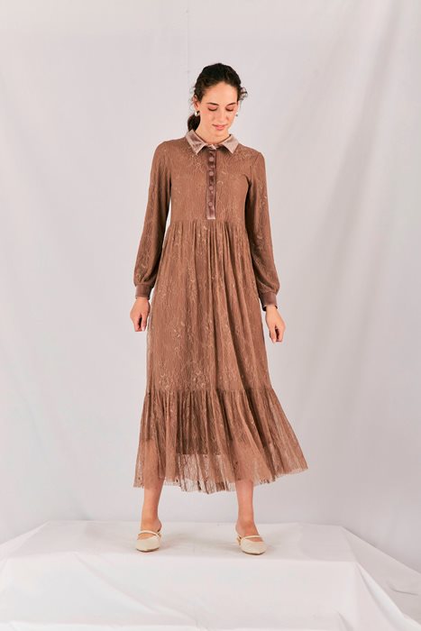 שמלת תחרה וצווארון קטיפה חום בהיר