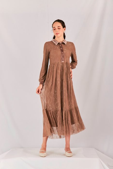 שמלת תחרה וצווארון קטיפה חום בהיר