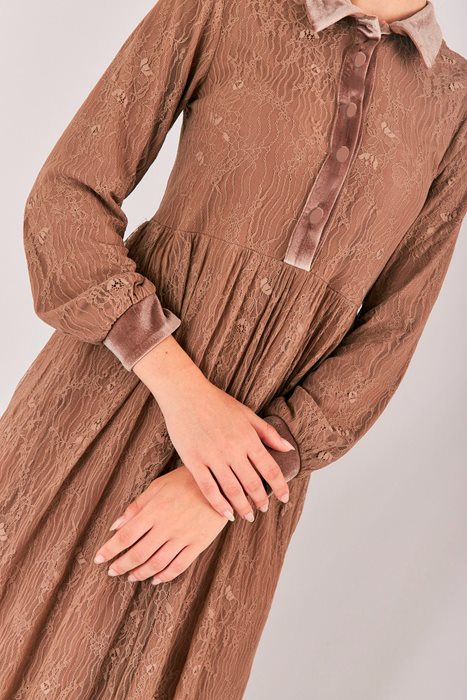 שמלת תחרה וצווארון קטיפה חום בהיר