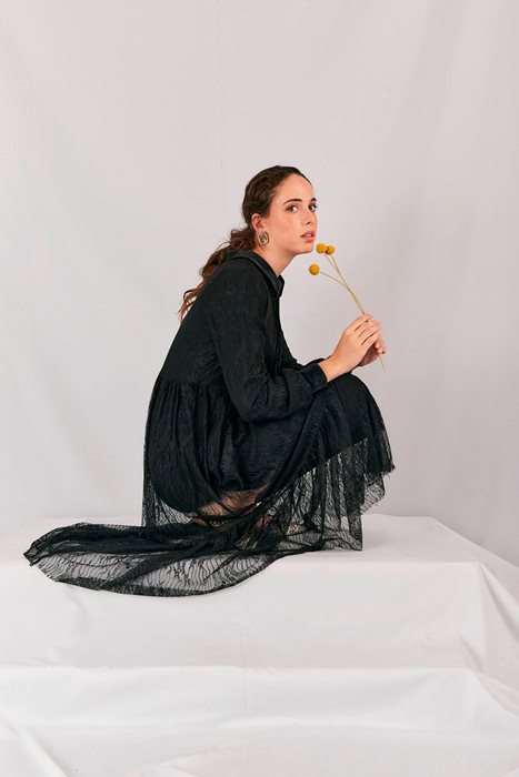 שמלת תחרה וצווארון קטיפה שחור