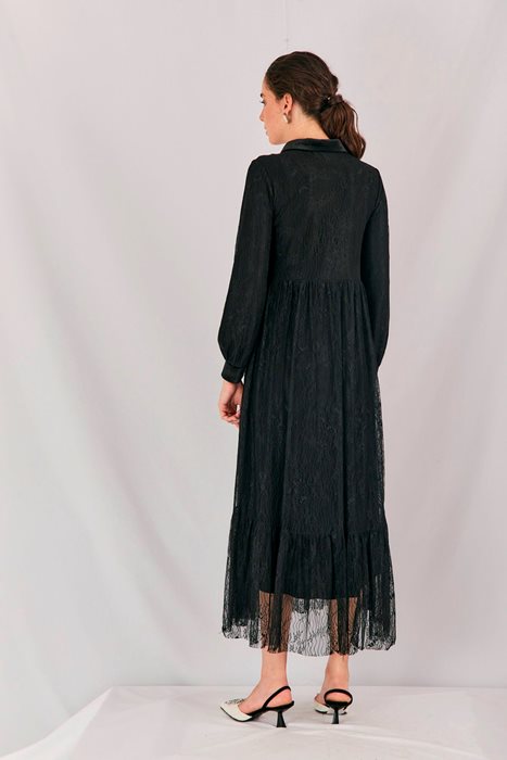 שמלת תחרה וצווארון קטיפה שחור