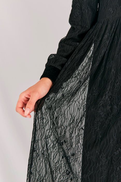 שמלת תחרה וצווארון קטיפה שחור