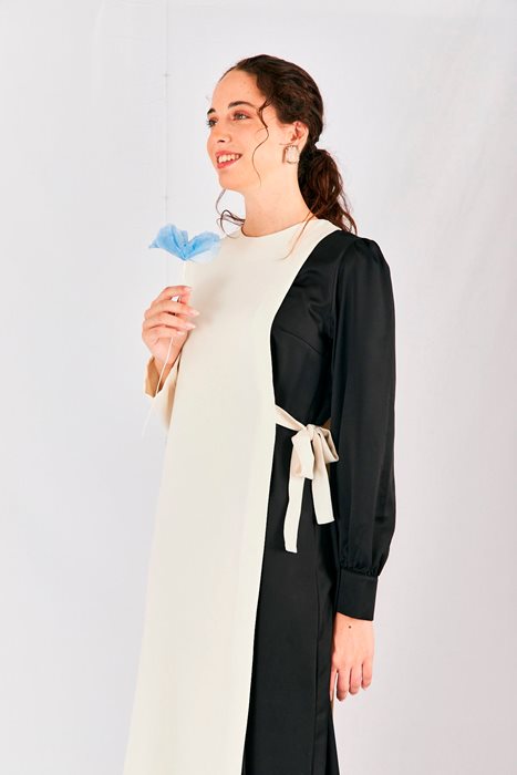 שמלה חצי לבן חצי שחור קשירה