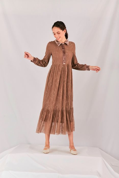 שמלת תחרה וצווארון קטיפה חום בהיר