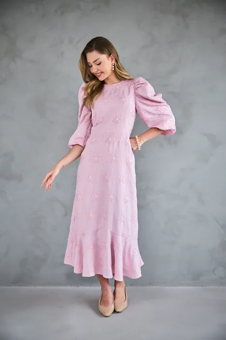 שמלת פרחים ריקמה מידי סגול-ורוד