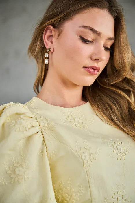 שמלת פרחים ריקמה מידי צהוב בננה