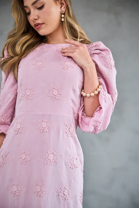 שמלת פרחים ריקמה מידי סגול-ורוד