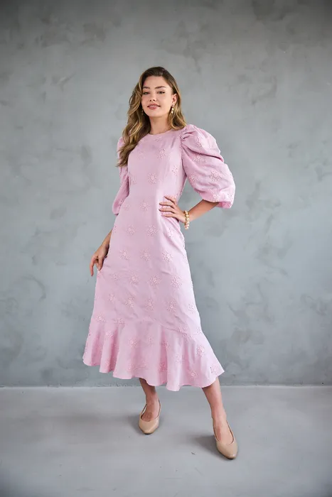 שמלת פרחים ריקמה מידי סגול-ורוד