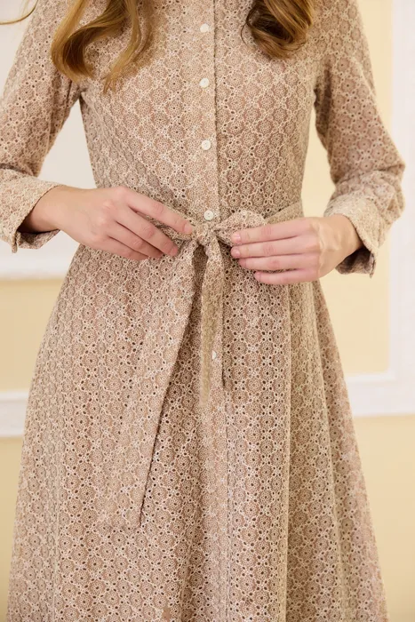 שמלת רקמה מידי בז'