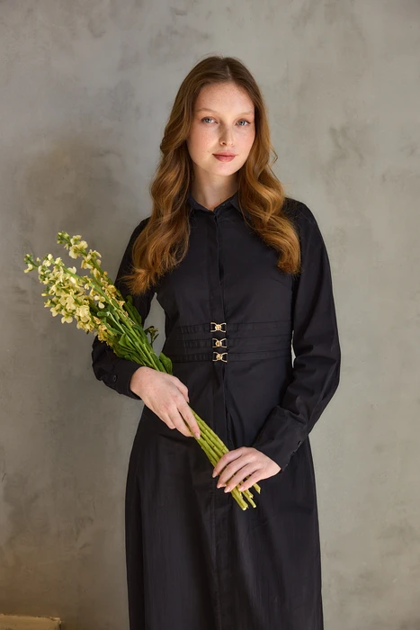 שמלת מידי עם חגורות בז'