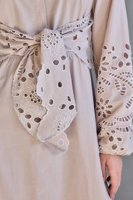 שמלת כותנה תחרה בז' בהיר