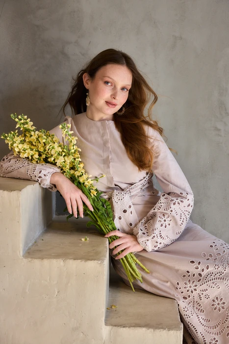 שמלת כותנה תחרה בז' בהיר