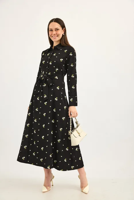 שמלת צווארון מידי שחור עם פרחים רקמה