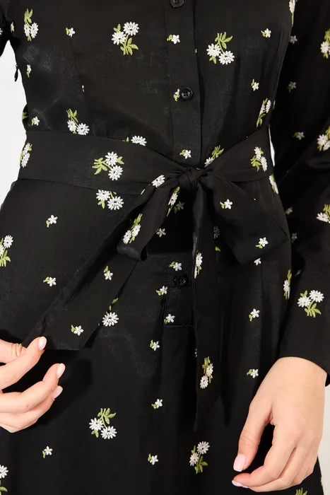 שמלת צווארון מידי שחור עם פרחים רקמה