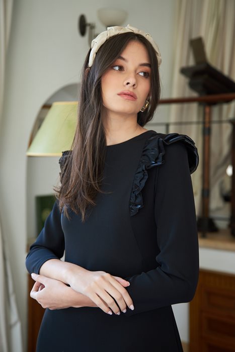 שמלת אורגנזה בכתף שחורה